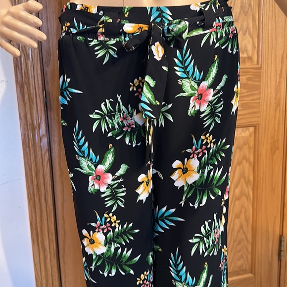 Girls Black,bright floral, flat front, pull-on lounge pants with belt. Art class - Picture 3 of 14